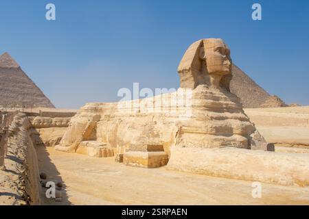 Berühmte große Pyramiden von Chephren und Cheops, Kairo, Ägypten. Pyramidenkomplex von Gizeh (Nekropolis von Gizeh). Blick auf die Pyramiden vom Gizeh-Plateau Stockfoto