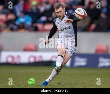 16. Februar 2025; Salford Community Stadium, Salford, Lancashire, England; englischer Premiership Rugby Cup, Sale Sharks gegen Newcastle Falcons; Brett Connon von Newcastle Falcons schlägt eine Konvertierung und erzielt 14-14 Punkte Stockfoto