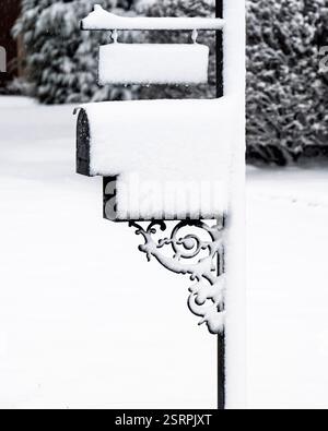 Briefkasten für Wohngebäude mit frisch gefallenem Schnee Stockfoto