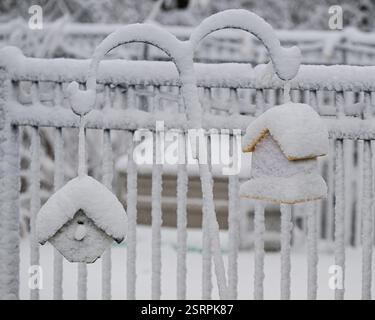 Vogelhäuser, die mit frisch gefallenem Schnee bedeckt sind Stockfoto
