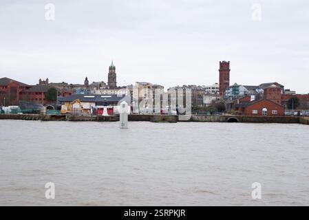 Skyline von Birkenhead auf dem Wirral aus Sicht des River Mersey. Die Hamilton Square Station und das Birkenhead Town Hall sind hervorzuheben. Stockfoto