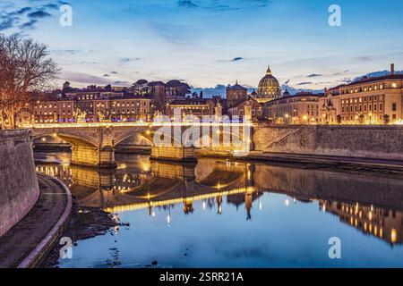 Nachtszene des Vatikans mit der Brücke Vittorio Emanuele II über den Tiber. Foto aufgenommen am 10. Februar 2025 in Rom, Italien. Stockfoto
