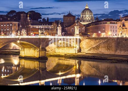 Nachtszene des Vatikans mit der Brücke Vittorio Emanuele II über den Tiber. Foto aufgenommen am 10. Februar 2025 in Rom, Italien. Stockfoto