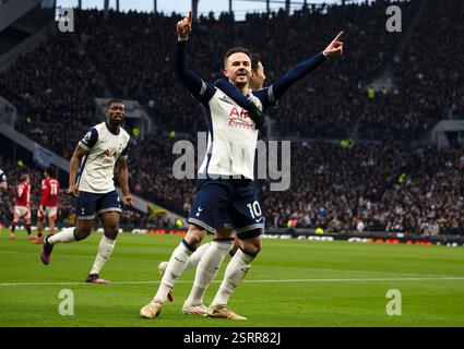 London, Großbritannien. Februar 2025. James Maddison von Tottenham Hotspur feiert, nachdem er seinem Team das 1. Tor erzielt hat. Premier League-Spiel Tottenham Hotspur gegen Manchester United am Sonntag, den 16. Februar 2025, im Tottenham Hotspur Stadium in London. Dieses Bild darf nur für redaktionelle Zwecke verwendet werden. Foto nur für redaktionelle Verwendung von Sandra Mailer/Andrew Orchard Sportfotografie/Alamy Live News Credit: Andrew Orchard Sportfotografie/Alamy Live News Stockfoto