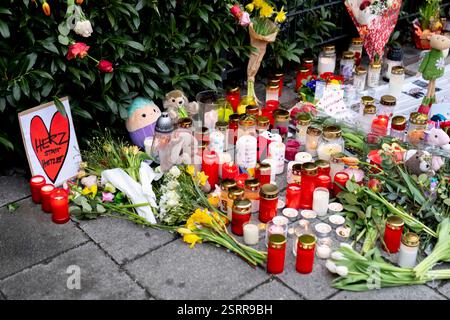 München, Bayern, Deutschland. Februar 2025. Gedenkfeier mit Blumen und Kerzen am Tatort eines mutmaßlichen Terroranschlags in der bayerischen Landeshauptstadt München am 13. Februar. Ein 24-jähriger Afghane hat mehrere Personen verletzt, die an einem VERDI-Protest mit einem Auto teilnahmen, eine 37-jährige Frau und ein 2-jähriges Kind erlagen zwei Tage später ihren Verletzungen. (Kreditbild: © Andreas Stroh/ZUMA Press Wire) NUR REDAKTIONELLE VERWENDUNG! Nicht für kommerzielle ZWECKE! Stockfoto