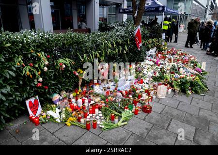 München, Bayern, Deutschland. Februar 2025. Gedenkfeier mit Blumen und Kerzen am Tatort eines mutmaßlichen Terroranschlags in der bayerischen Landeshauptstadt München am 13. Februar. Ein 24-jähriger Afghane hat mehrere Personen verletzt, die an einem VERDI-Protest mit einem Auto teilnahmen, eine 37-jährige Frau und ein 2-jähriges Kind erlagen zwei Tage später ihren Verletzungen. (Kreditbild: © Andreas Stroh/ZUMA Press Wire) NUR REDAKTIONELLE VERWENDUNG! Nicht für kommerzielle ZWECKE! Stockfoto