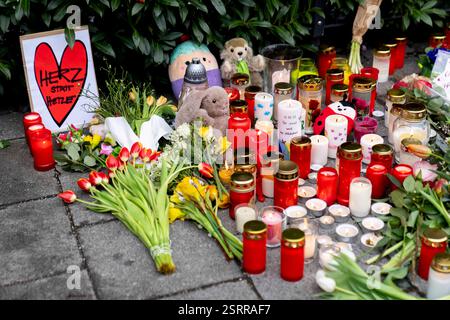 München, Bayern, Deutschland. Februar 2025. Gedenkfeier mit Blumen und Kerzen am Tatort eines mutmaßlichen Terroranschlags in der bayerischen Landeshauptstadt München am 13. Februar. Ein 24-jähriger Afghane hat mehrere Personen verletzt, die an einem VERDI-Protest mit einem Auto teilnahmen, eine 37-jährige Frau und ein 2-jähriges Kind erlagen zwei Tage später ihren Verletzungen. (Kreditbild: © Andreas Stroh/ZUMA Press Wire) NUR REDAKTIONELLE VERWENDUNG! Nicht für kommerzielle ZWECKE! Stockfoto