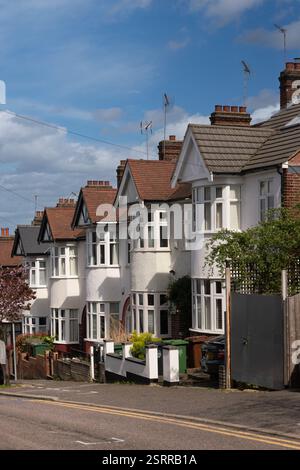 Reihe typischer Reihenhäuser in Großbritannien, Walthamstow London, an einem sonnigen Tag. Die Häuser verfügen über Erkerfenster und geflieste Dächer. Stockfoto