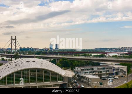 Die Belgrader Brücke über die Save verbindet Alt- und Neubelgrad. Panorama von Neu- und Alt-Belgrad im Hintergrund Stockfoto