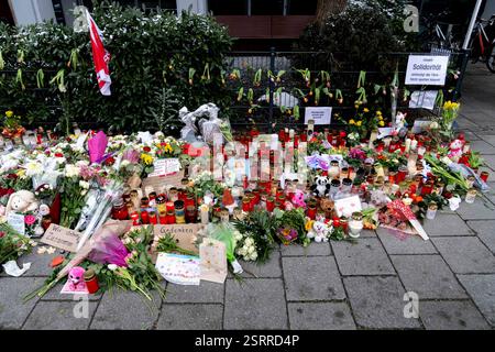 München, Bayern, Deutschland. Februar 2025. Gedenkfeier mit Blumen und Kerzen am Tatort eines mutmaßlichen Terroranschlags in der bayerischen Landeshauptstadt München am 13. Februar. Ein 24-jähriger Afghane hat mehrere Personen verletzt, die an einem VERDI-Protest mit einem Auto teilnahmen, eine 37-jährige Frau und ein 2-jähriges Kind erlagen zwei Tage später ihren Verletzungen. (Kreditbild: © Andreas Stroh/ZUMA Press Wire) NUR REDAKTIONELLE VERWENDUNG! Nicht für kommerzielle ZWECKE! Stockfoto