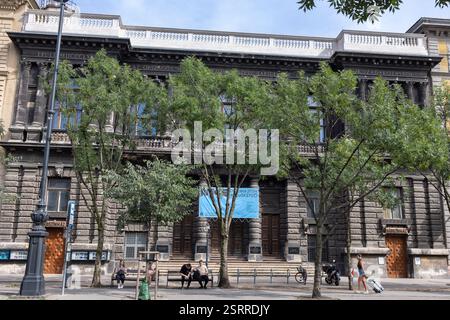 Elegantes neoklassizistisches Gebäude mit reichen architektonischen Details und Grün in der Andrassy Street, Budapest - Ungarn. Stockfoto