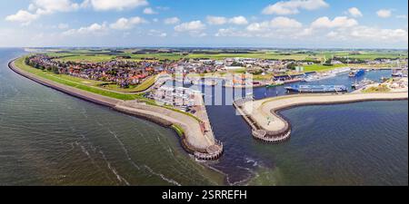 Luftpanorama aus der historischen Stadt Oudeschild auf der Insel Texel in den Niederlanden Stockfoto