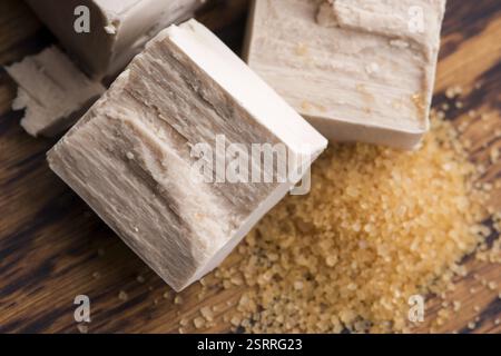 Frisch gepresste Hefe Servierbrett, selektiver Fokus Stockfoto