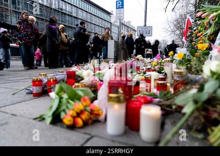 München, Bayern, Deutschland. Februar 2025. Menschen versammelten sich zum Gedenken mit Blumen und Kerzen am Ort eines mutmaßlichen Terroranschlags in der bayerischen Hauptstadt München am 13. Februar. Ein 24-jähriger Afghane hat mehrere Personen verletzt, die an einem VERDI-Protest mit einem Auto teilnahmen, eine 37-jährige Frau und ein 2-jähriges Kind erlagen zwei Tage später ihren Verletzungen. (Kreditbild: © Andreas Stroh/ZUMA Press Wire) NUR REDAKTIONELLE VERWENDUNG! Nicht für kommerzielle ZWECKE! Stockfoto