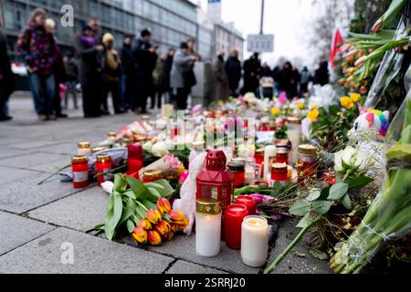 München, Bayern, Deutschland. Februar 2025. Menschen versammelten sich zum Gedenken mit Blumen und Kerzen am Ort eines mutmaßlichen Terroranschlags in der bayerischen Hauptstadt München am 13. Februar. Ein 24-jähriger Afghane hat mehrere Personen verletzt, die an einem VERDI-Protest mit einem Auto teilnahmen, eine 37-jährige Frau und ein 2-jähriges Kind erlagen zwei Tage später ihren Verletzungen. (Kreditbild: © Andreas Stroh/ZUMA Press Wire) NUR REDAKTIONELLE VERWENDUNG! Nicht für kommerzielle ZWECKE! Stockfoto