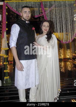 Bollywood-Schauspieler Imran Khan zusammen mit seiner Frau Avantika Malik Khan während Aamir Khan Diwali Feiern in Mumbai Stockfoto