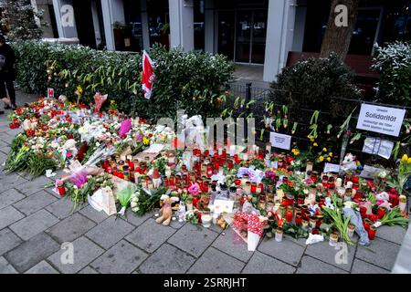 München, Bayern, Deutschland. Februar 2025. Gedenkfeier mit Blumen und Kerzen am Tatort eines mutmaßlichen Terroranschlags in der bayerischen Landeshauptstadt München am 13. Februar. Ein 24-jähriger Afghane hat mehrere Personen verletzt, die an einem VERDI-Protest mit einem Auto teilnahmen, eine 37-jährige Frau und ein 2-jähriges Kind erlagen zwei Tage später ihren Verletzungen. (Kreditbild: © Andreas Stroh/ZUMA Press Wire) NUR REDAKTIONELLE VERWENDUNG! Nicht für kommerzielle ZWECKE! Stockfoto