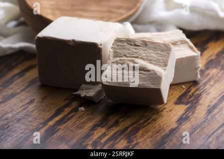 Frisch gepresste Hefe Servierbrett, selektiver Fokus Stockfoto
