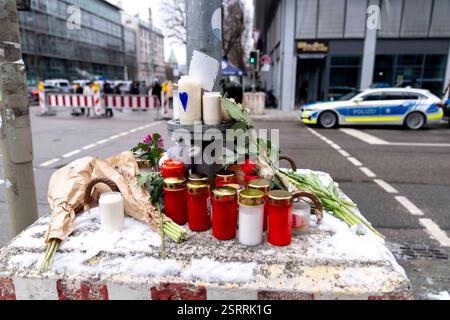München, Bayern, Deutschland. Februar 2025. Gedenkfeier mit Blumen und Kerzen am Tatort eines mutmaßlichen Terroranschlags in der bayerischen Landeshauptstadt München am 13. Februar. Ein 24-jähriger Afghane hat mehrere Personen verletzt, die an einem VERDI-Protest mit einem Auto teilnahmen, eine 37-jährige Frau und ein 2-jähriges Kind erlagen zwei Tage später ihren Verletzungen. (Kreditbild: © Andreas Stroh/ZUMA Press Wire) NUR REDAKTIONELLE VERWENDUNG! Nicht für kommerzielle ZWECKE! Stockfoto