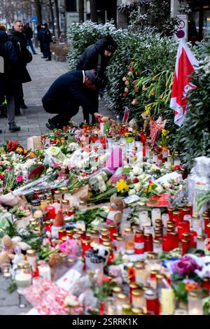 München, Bayern, Deutschland. Februar 2025. Gedenkfeier mit Blumen und Kerzen am Tatort eines mutmaßlichen Terroranschlags in der bayerischen Landeshauptstadt München am 13. Februar. Ein 24-jähriger Afghane hat mehrere Personen verletzt, die an einem VERDI-Protest mit einem Auto teilnahmen, eine 37-jährige Frau und ein 2-jähriges Kind erlagen zwei Tage später ihren Verletzungen. (Kreditbild: © Andreas Stroh/ZUMA Press Wire) NUR REDAKTIONELLE VERWENDUNG! Nicht für kommerzielle ZWECKE! Stockfoto