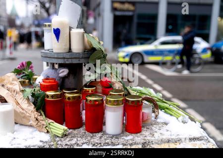 München, Bayern, Deutschland. Februar 2025. Gedenkfeier mit Blumen und Kerzen am Tatort eines mutmaßlichen Terroranschlags in der bayerischen Landeshauptstadt München am 13. Februar. Ein 24-jähriger Afghane hat mehrere Personen verletzt, die an einem VERDI-Protest mit einem Auto teilnahmen, eine 37-jährige Frau und ein 2-jähriges Kind erlagen zwei Tage später ihren Verletzungen. (Kreditbild: © Andreas Stroh/ZUMA Press Wire) NUR REDAKTIONELLE VERWENDUNG! Nicht für kommerzielle ZWECKE! Stockfoto