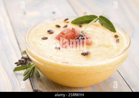 Frische Melonensuppe mit parmaschinken und Lavendelblüten, polen Stockfoto
