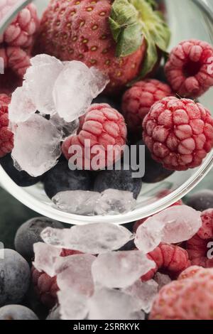 Closeup Schuß gefrorene Himbeeren, Brombeeren und Erdbeeren Stockfoto
