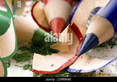 Gespitzten Bleistiften und Holzspäne Stockfoto