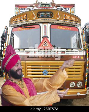 Sikh Mann betrachtet man Getreide gießen auf Hand stehen bei LKW Herr #779B Stockfoto