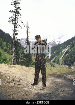 Indischer Armeesoldat Ak-47 Maschinengewehr in der Hand Berg im Hintergrund MR Stockfoto