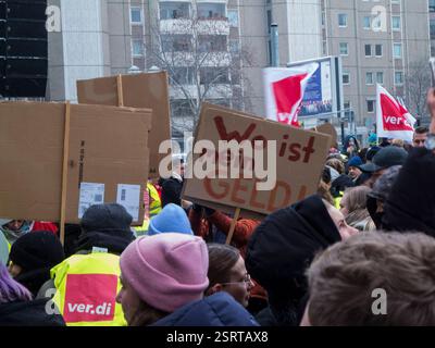 Berlin, Deutschland - 13. Februar 2025: Warnschlag der VER. Mitarbeiter DER DI union und des öffentlichen Sektors vor dem Finanzministerium in Berlin Stockfoto