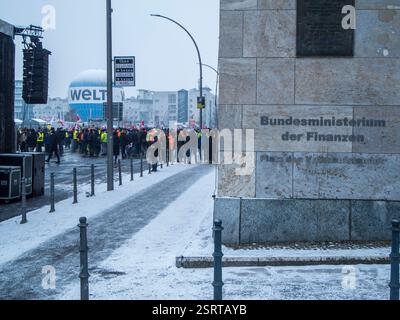 Berlin, Deutschland - 13. Februar 2025: Warnschlag der VER. Mitarbeiter DER gewerkschaft und des öffentlichen Dienstes an der Ecke des Finanzministeriums Berlin. Stockfoto
