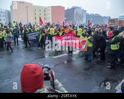 Berlin, Deutschland - 13. Februar 2025: Warnstreik der union VER. DI und Mitarbeiter des öffentlichen Dienstes vor dem Finanzministerium in Berlin. Stockfoto