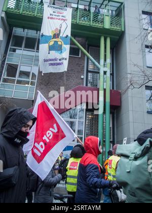 Berlin, Deutschland - 13. Februar 2025: Warnschlag der VER. Mitarbeiter DER DI union und des öffentlichen Sektors vor dem Finanzministerium in Berlin Stockfoto
