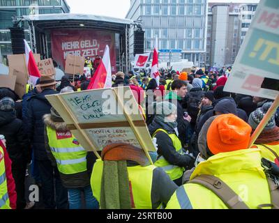 Berlin, Deutschland - 13. Februar 2025: Warnstreik der union VER. DI und Mitarbeiter des öffentlichen Dienstes vor dem Finanzministerium in Berlin. Stockfoto