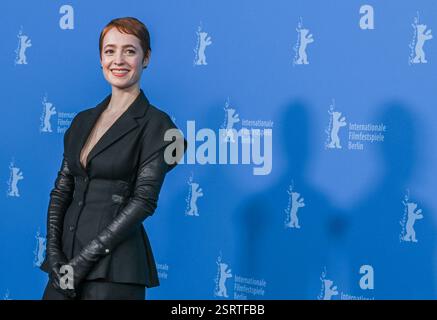 Berlin, Deutschland. Februar 2025. Schauspielerin Leonie Benesch beim Fotobesuch für den Film Heldin. Der Film ist im Wettbewerb. Die 75. Internationalen Filmfestspiele Berlin finden vom 13. Bis 23. Februar 2025 statt. Quelle: Jens Kalaene/dpa/Alamy Live News Stockfoto