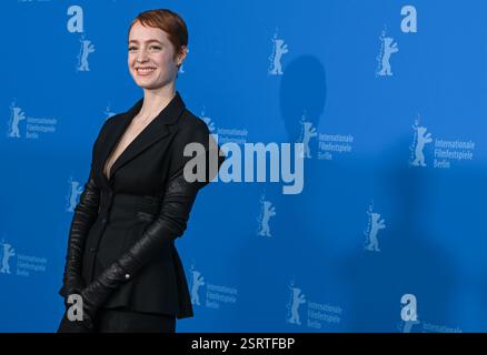 Berlin, Deutschland. Februar 2025. Schauspielerin Leonie Benesch beim Fotobesuch für den Film Heldin. Der Film ist im Wettbewerb. Die 75. Internationalen Filmfestspiele Berlin finden vom 13. Bis 23. Februar 2025 statt. Quelle: Jens Kalaene/dpa/Alamy Live News Stockfoto