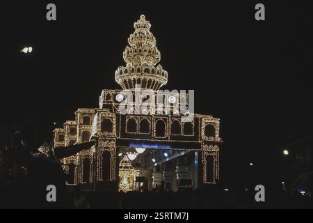 Beleuchtete Dekoration von Dagadusheth Halwai Ganapati Tempel, Pune, Maharashtra, Indien, Asien Stockfoto
