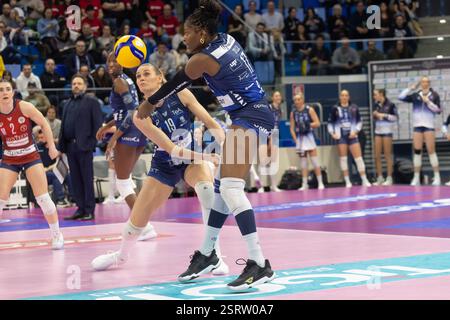 Mailand, Italien. Februar 2025. Myriam Sylla (Milano) während des Spiels der Volley Italian Championship Serie A Women 2024/25 zwischen Numia VeroVolley Milano und Volley Bergamo in Palalido, Mailand, Italien am 16. Februar 2025 während des Spiels Numia Vero Volley Milano gegen Volley Bergamo 1991, Volleyball Italian Serie A1 Women Match in Mailand, Italien, 16. Februar 2025 Credit: Independent Photo Agency/Alamy Live News Stockfoto