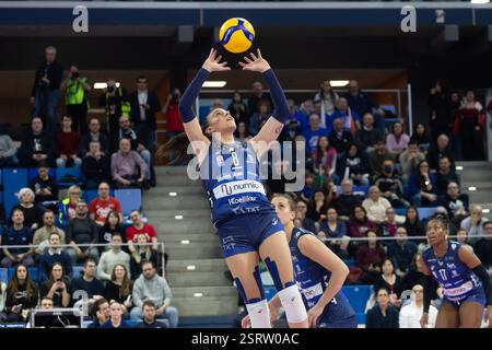Mailand, Italien. Februar 2025. Alessia Orro (Milano) während des Spiels der Volley Italian Championship Serie A Women 2024/25 zwischen Numia VeroVolley Milano und Volley Bergamo in Palalido, Mailand, Italien am 16. Februar 2025 während des Spiels Numia Vero Volley Milano gegen Volley Bergamo 1991, Volleyball Italian Serie A1 Women Match in Mailand, Italien, 16. Februar 2025 Credit: Independent Photo Agency/Alamy Live News Stockfoto