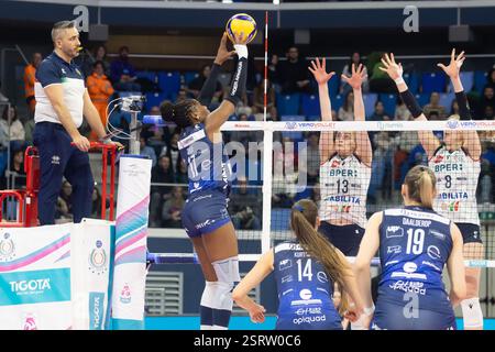 Mailand, Italien. Februar 2025. Myriam Sylla (Milano) während des Spiels der Volley Italian Championship Serie A Women 2024/25 zwischen Numia VeroVolley Milano und Volley Bergamo in Palalido, Mailand, Italien am 16. Februar 2025 während des Spiels Numia Vero Volley Milano gegen Volley Bergamo 1991, Volleyball Italian Serie A1 Women Match in Mailand, Italien, 16. Februar 2025 Credit: Independent Photo Agency/Alamy Live News Stockfoto