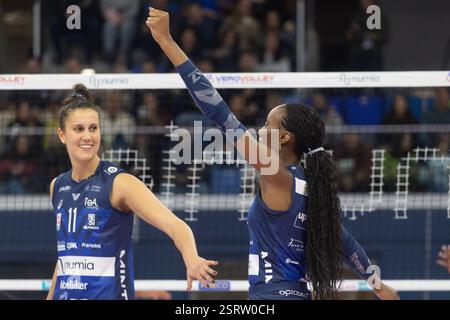 Mailand, Italien. Februar 2025. Jubel von Paola Egonu (Mailand) während des Spiels der Volley Italienischen Meisterschaft Serie A Frauen 2024/25 zwischen Numia VeroVolley Milano und Volley Bergamo in Palalido, Mailand, Italien am 16. Februar 2025 während des Spiels Numia Vero Volley Milano gegen Volley Bergamo 1991, Volleyball Italienisches Serie A1 Frauenspiel in Mailand, Italien, 16. Februar 2025 Credit: Independent Photo Agency/Alamy Live News Stockfoto