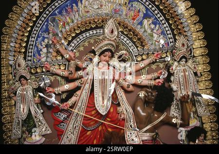 Durga Puja Festival, Göttin Idol auf Löwen, die Dämonen töten, Indien, Asien Stockfoto