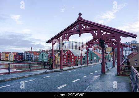 Gamle bybro, oder Old Town Bridge, mit farbenfrohen Gebäuden im Hintergrund, Trondheim, Norwegen Stockfoto