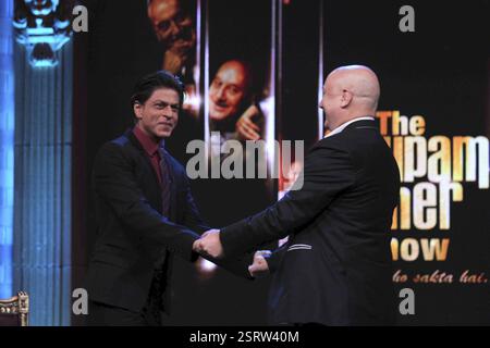 Bollywood-Schauspieler Shahrukh Khan und Anupam Kher auf den Sets der neuen Chat anzeigen Kuch Bhi Ho Sakta Hai in Mumbai Stockfoto