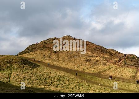 Ein überfüllter Gipfel am Arthur's Seat, wo sich Wanderer und Touristen treffen, um den Panoramablick auf Edinburgh zu genießen. Ein beliebter Ort für Besucher, aber auch Stockfoto