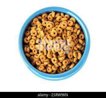 Getrocknetes Kibble-Tierfutter in einer Schüssel, isoliert auf weißem Hintergrund. Stockfoto