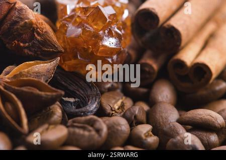 Aromaskaffee. Inhaltsstoffe. Kaffeebohnen, Anis, Vanille, Zimt, Zucker Stockfoto