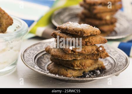 Spanische Snackcracker mit schwarzen Oliven und anchois Stockfoto