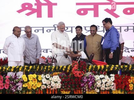 Prime Minister Narendra Modi feiert seinen 66. Geburtstag mit Divyangs, speziell behinderten Personen in Navsari in Gujarat Stockfoto